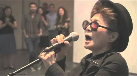  Yoko Ono Karaoke Sing-Off: Eine unglaubliche Reise von Stille zu schrillem Gesang!